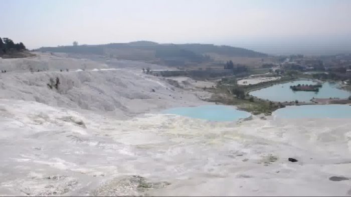 白亜の天然露天温泉トルコ・パムッカレの青い源泉