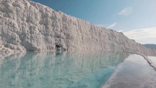 白亜の天然露天温泉トルコ・パムッカレの青い源泉
