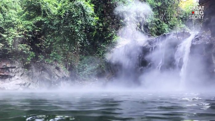 アマゾン・ペルーの煮えたぎる川。長さ6キロ幅24m